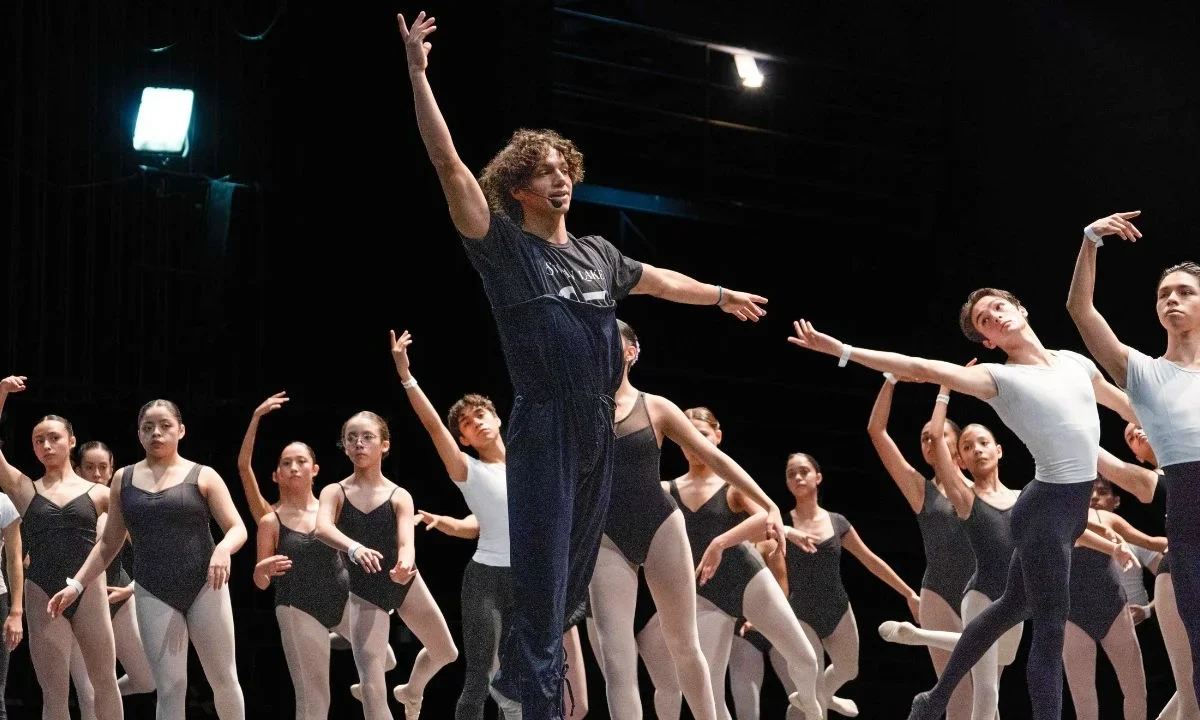 Isaac Hernández ofreció una Master Class a un centenar de niños y jóvenes amantes de la danza en el Teatro Raúl Flores Canelo en CDMX.