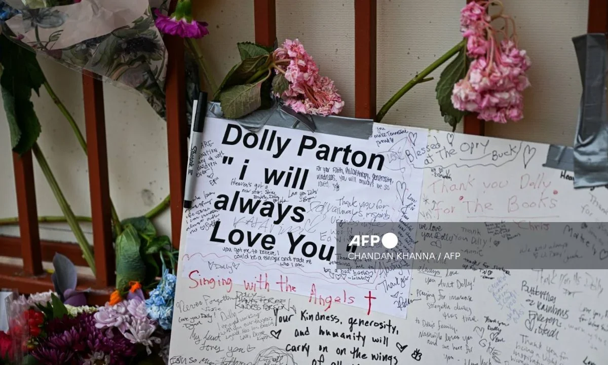 El programa de donación de libros Imagination Library, con el que mucha gente recuerda a Dolly Parton, surgió pues su padre era analfabeto.