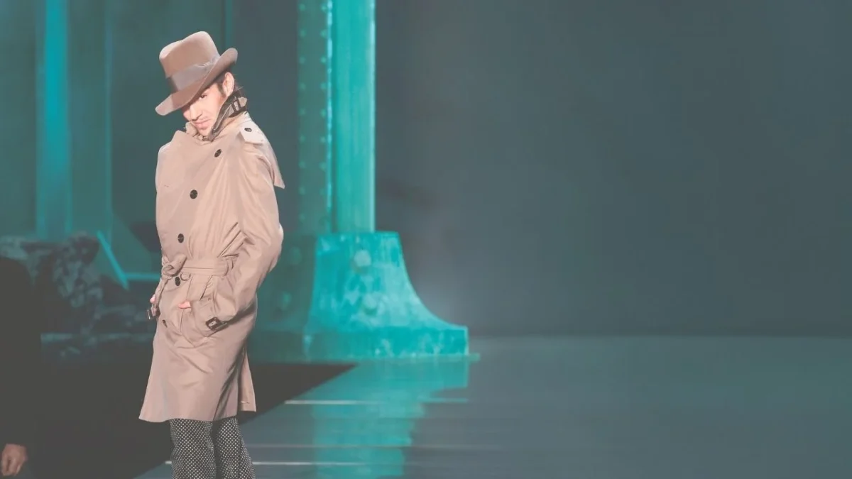 El diseñador de alta costura John Galliano anunció que decidió no realizar la exposición en su honor como parte del evento de Met Gala.