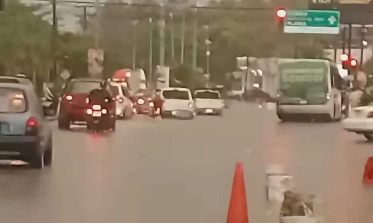 Las fuertes lluvias dejaron inundaciones en varias colonias de Mazatlán, Sinaloa, donde se registró una acumulación de 156 milímetros de precipitación.