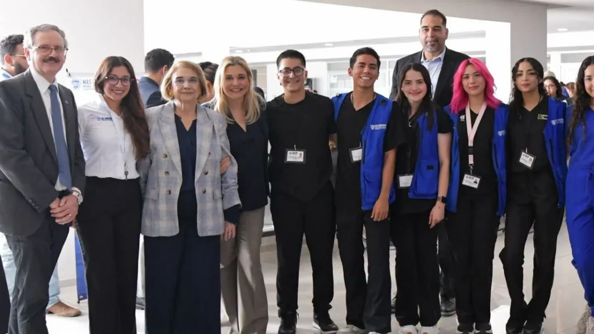 La gobernadora Maru Campos entregó procesadores de implantes cocleares a niños y adultos.