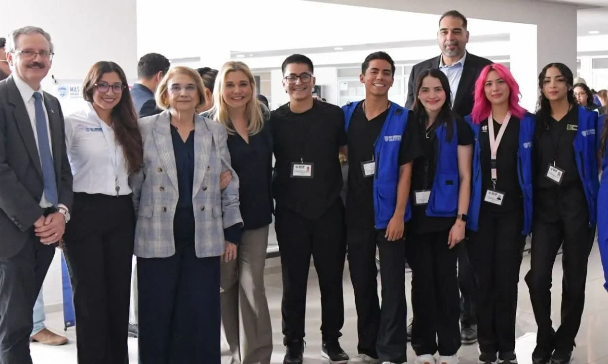 La gobernadora Maru Campos entregó procesadores de implantes cocleares a niños y adultos.