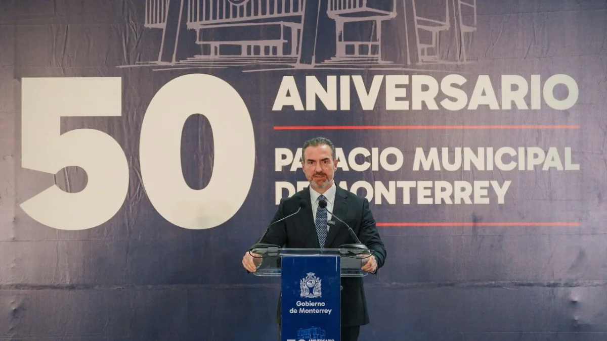 Adrián de la Garza encabezó la celebración de 50 años de la construcción del Palacio Municipal de Monterrey con videos, pláticas y música.