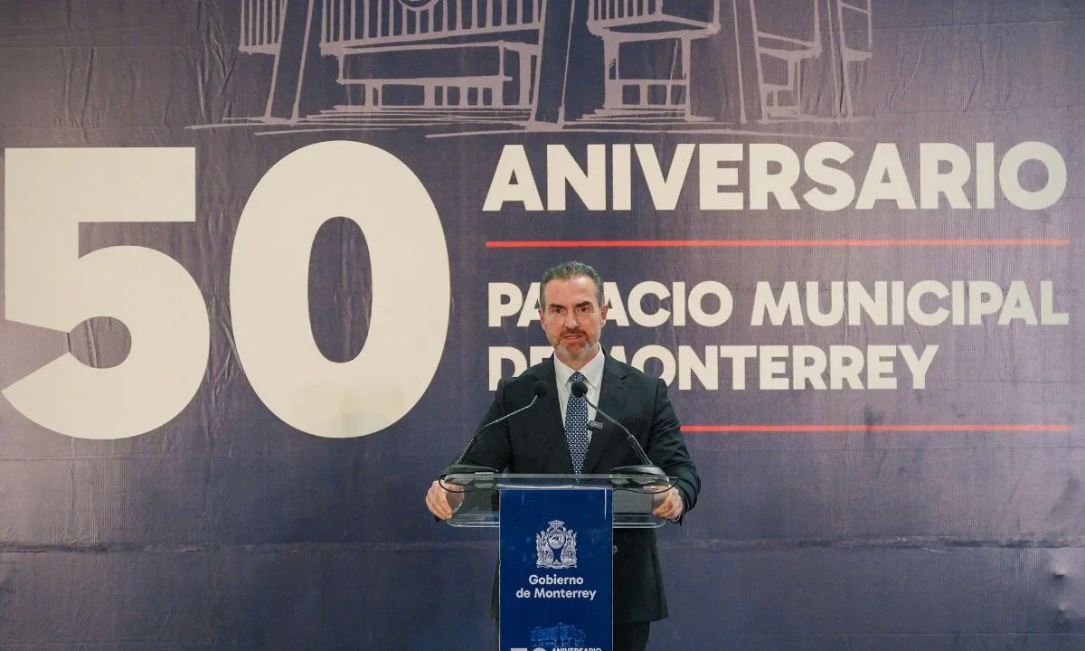 Adrián de la Garza encabezó la celebración de 50 años de la construcción del Palacio Municipal de Monterrey con videos, pláticas y música.