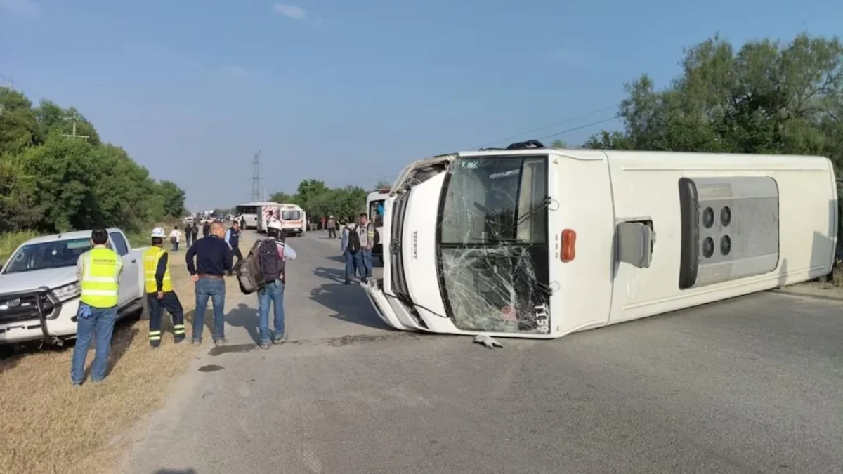 Un choque frontal entre un auto y dos camiones de transporte dejaron 3 muertos y 29 lesionados en Pesquería, Nuevo León.
