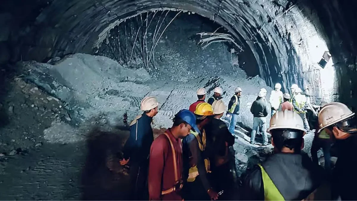 Siete obreros muertos y 13 más heridos, dejó un accidente en un túnel en construcción al norte de la India, según autoridades locales.