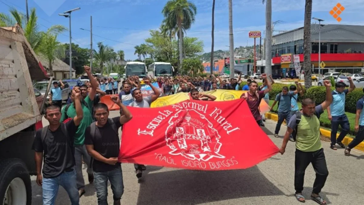 Una centena de estudiantes de la Normal de Ayotzinapa llegaron al Palacio Federal y de ahí marcharon por la avenida Costera Miguel Alemán.