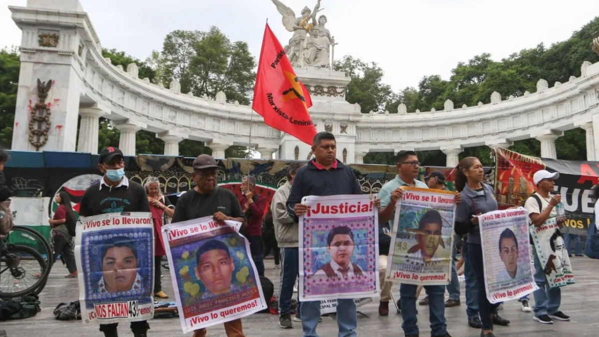 Tras la detención del exgobernador de Guerrero, Ángel Aguirre, los padres de los normalistas de Ayotzinapa dicen no haber sido notificados.