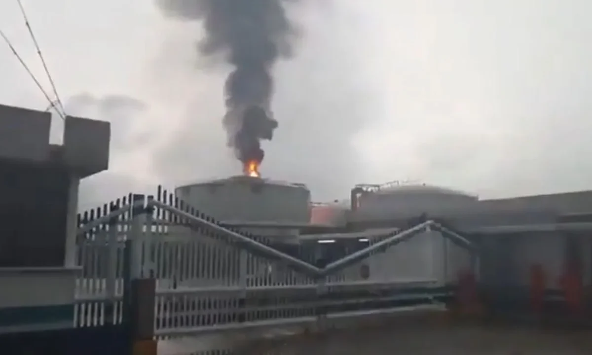 Personal especializado de Pemex continúa con las labores de enfriamiento y aplicación de nitrógeno en la Terminal de Almacenamiento Pajaritos.