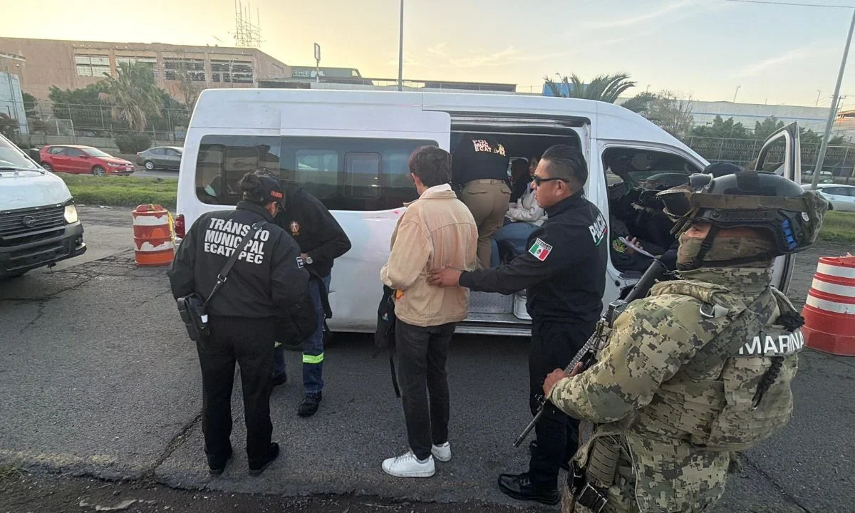 Policía municipal y Marina refuerzan la seguridad de pasajeros y mujeres durante sus traslados en avenida Central.