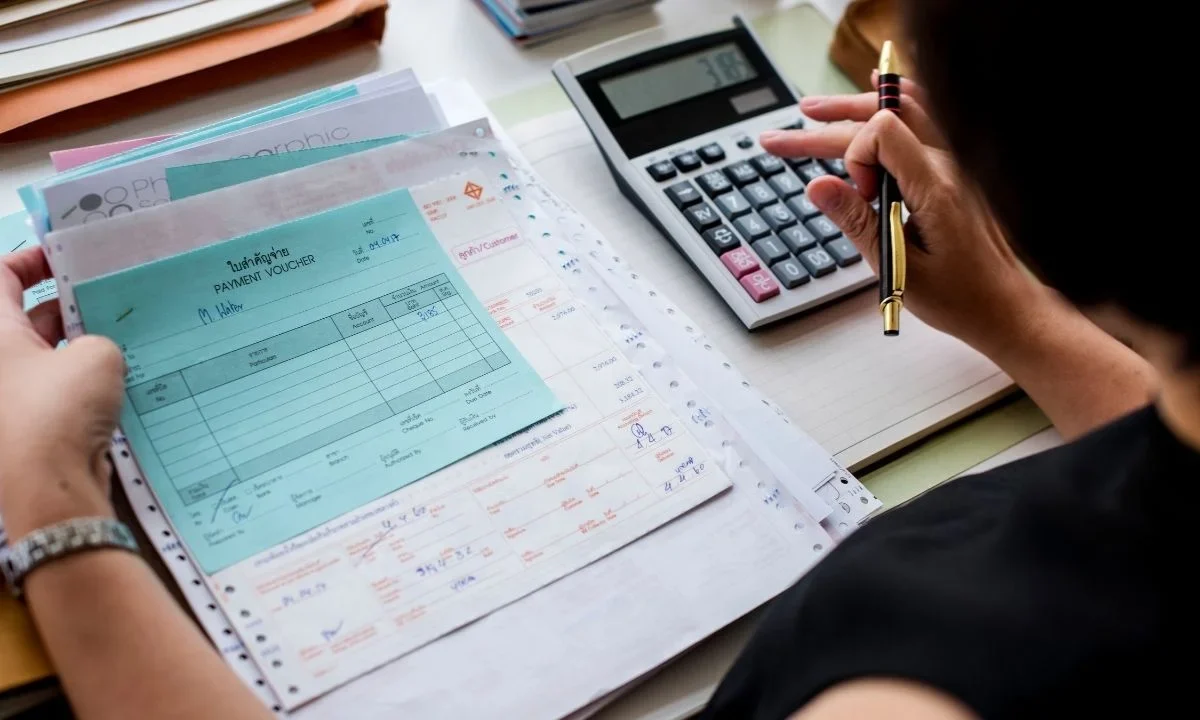 Conoce qué gastos escolares sí puedes deducir ante el SAT en este regreso a clases para recuperar un poco en tu próxima declaración anual.