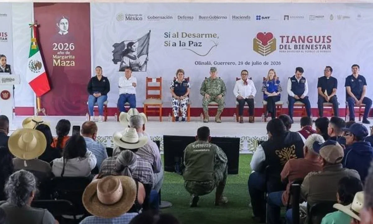 El Tianguis del Bienestar y el módulo de canje de armas se desplegó en la cancha de futbol municipal de Olinalá, en la Montaña de Guerrero.