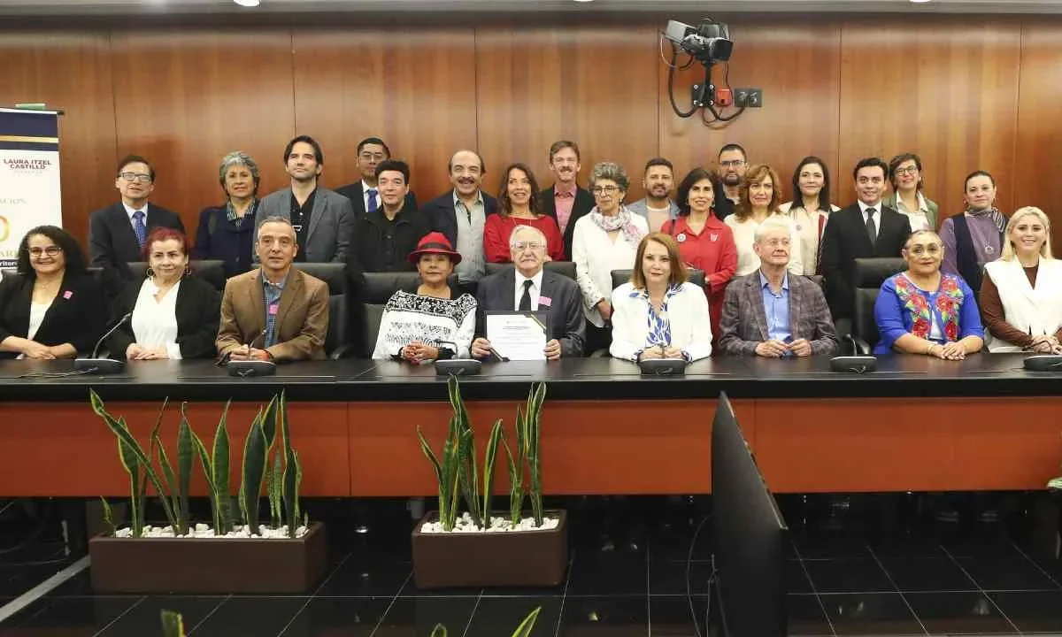 Reconocen a la Sociedad General de Escritores de México (Sogem) en el Senado, pero las leyes de derecho de autor siguen pendientes.