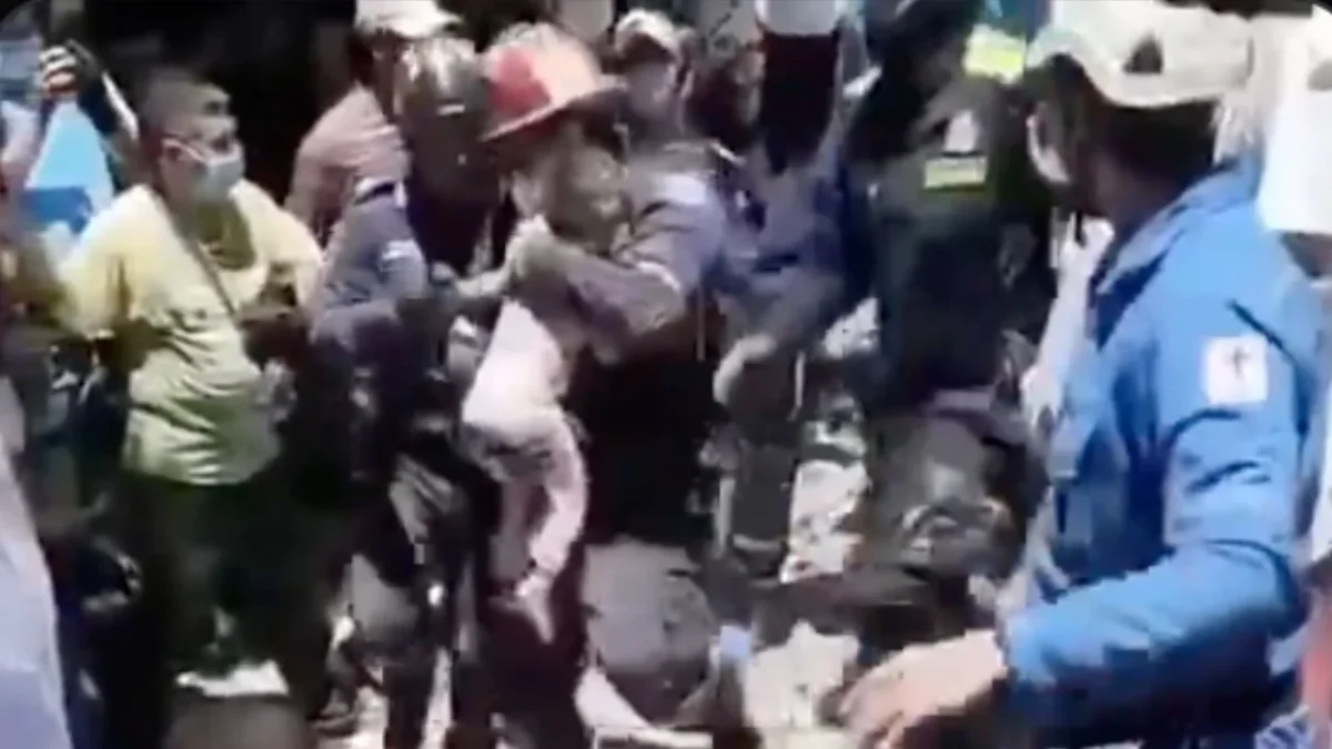 Rescatistas sacaron con vida a una pequeña de apenas 3 años que permanecía bajo los escombros de su casa colapsada en Tequendama, Cali.