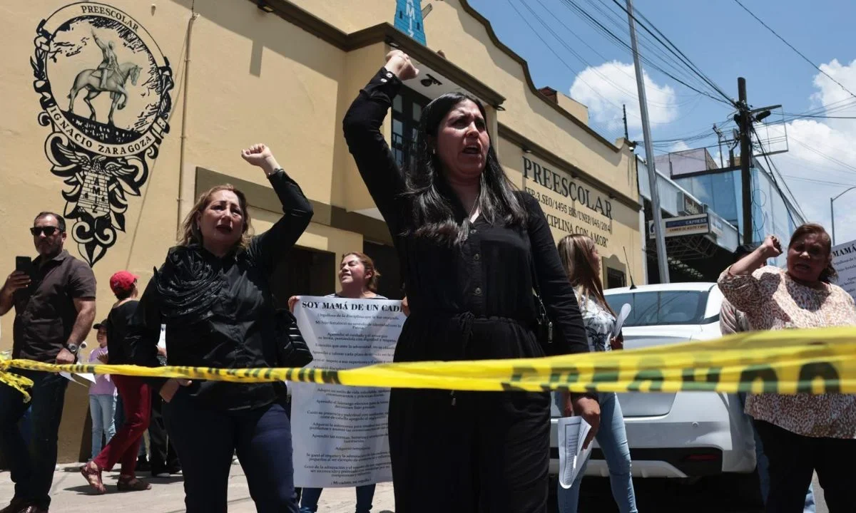 Estudiantes, exalumnos y padres de familia respaldaron a la Academia Militarizada 'Ignacio Zaragoza', pese a admitir maltratos.