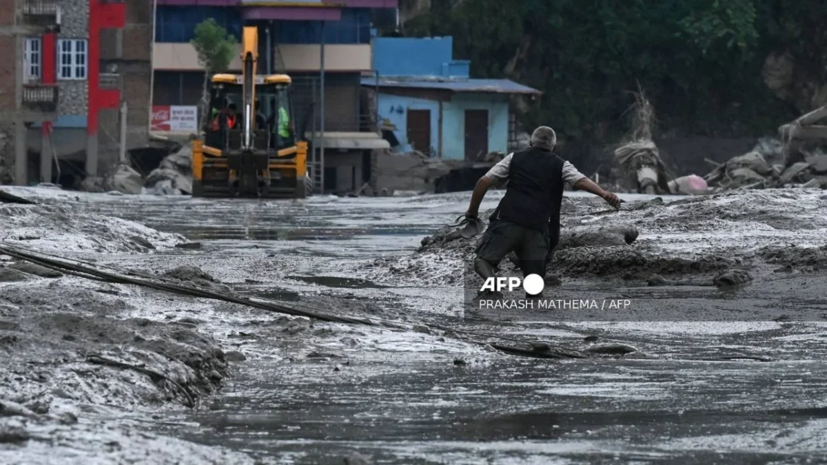 Equipos de rescate buscan a cientos de desaparecidos en la frontera entre Nepal y la región china de Tíbet, tras deslizamiento de tierra.