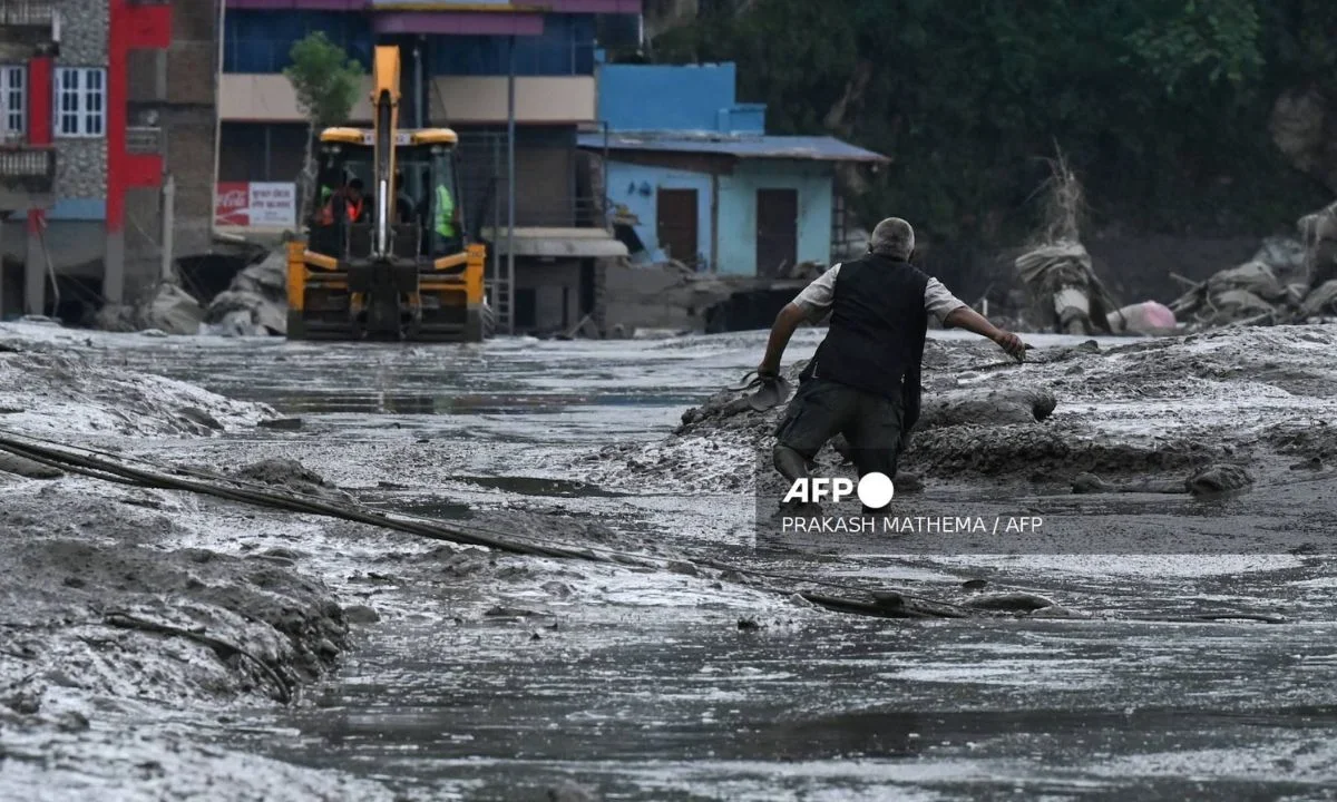 Equipos de rescate buscan a cientos de desaparecidos en la frontera entre Nepal y la región china de Tíbet, tras deslizamiento de tierra.