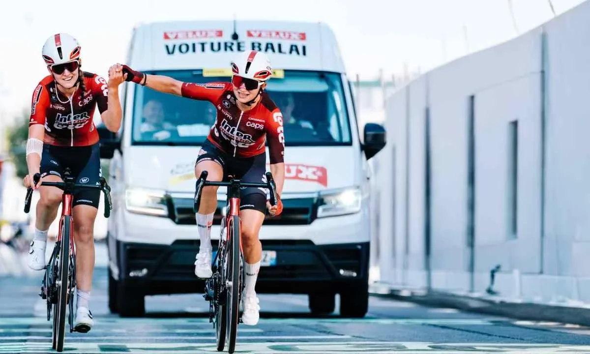La ciclista mexicana, Romina Hinojosa, conmueve al Tour de France.