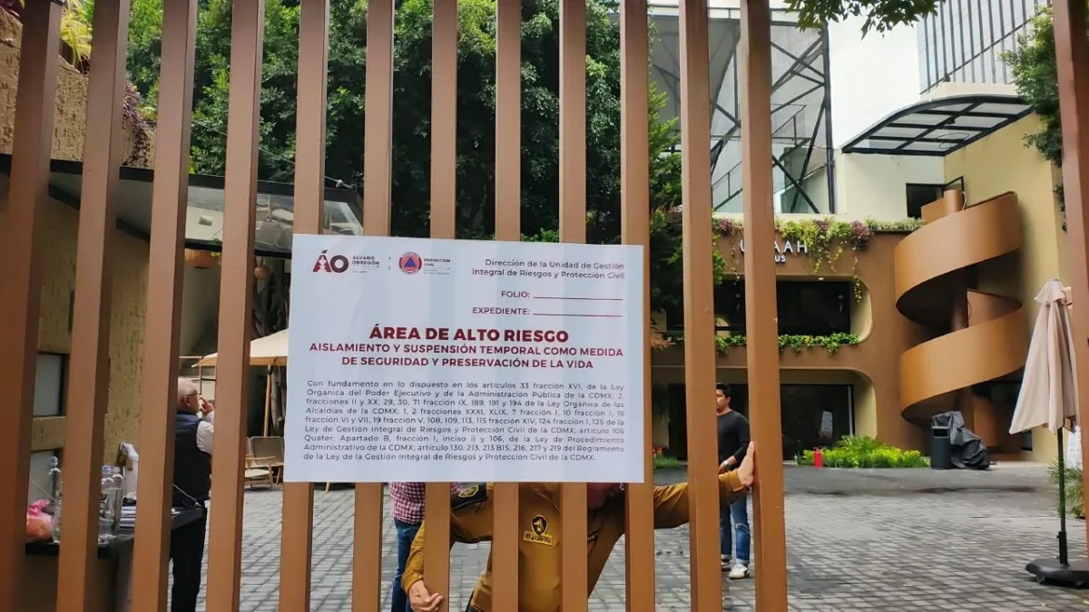 Personal de emergencias acudió para sofocar el incendio y realizaron boquetes en la barda perimetral para la ventilación del inmueble.