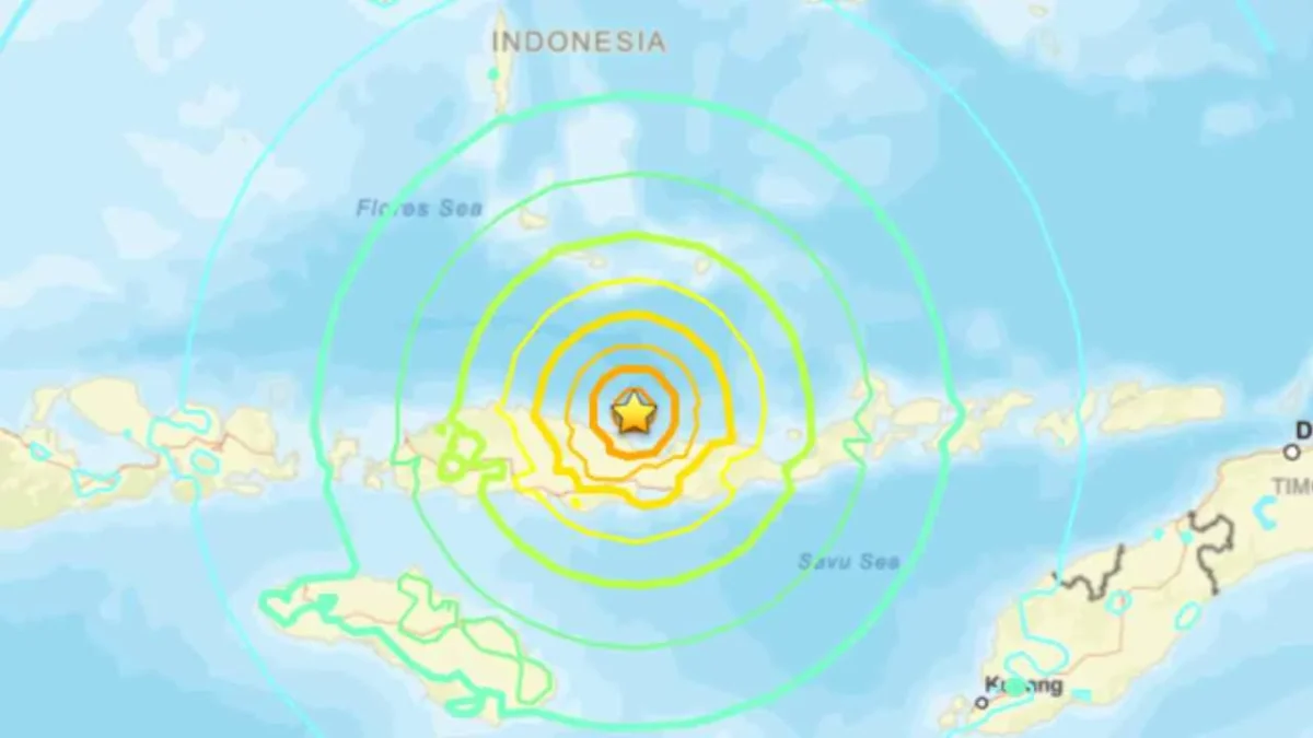 Un potente sismo de magnitud 7.7 sacudió el este de Indonesia.