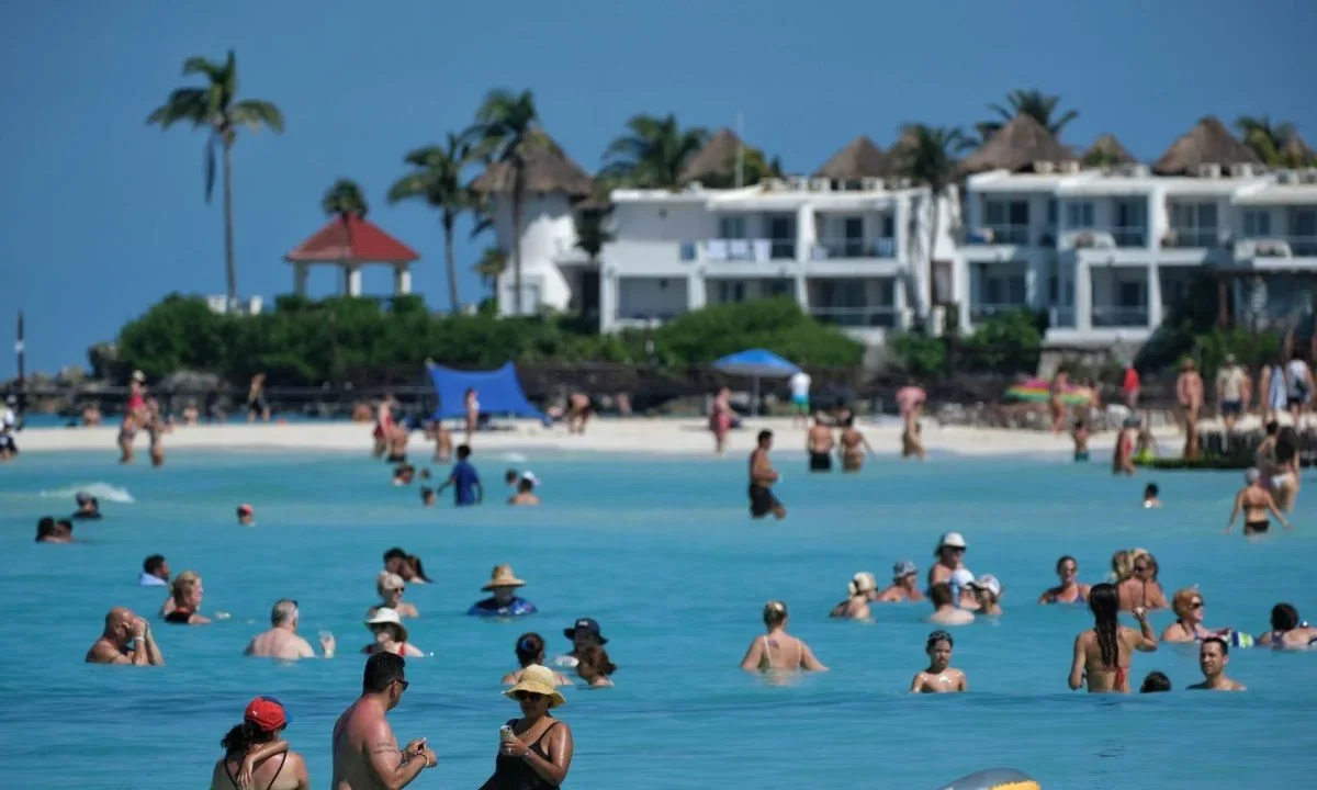 La Secretaría de Salud desplegó cinco brigadas de verificación sanitaria en 16 hoteles de Quintana Roo, por diarrea explosiva.