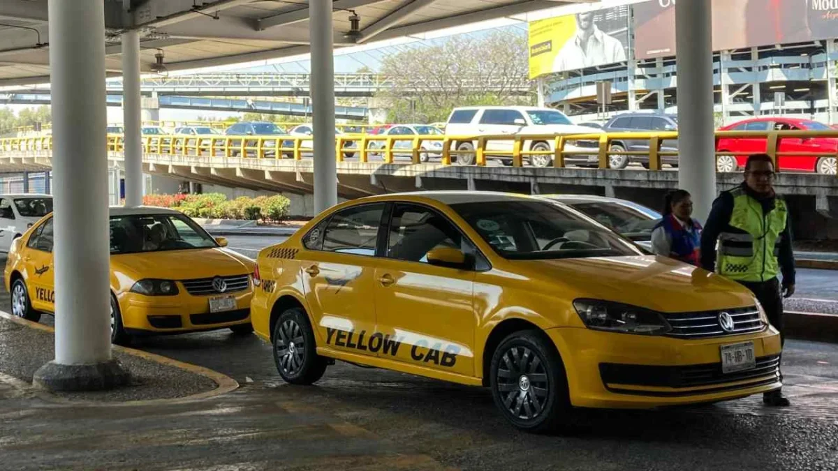 Choferes de taxis en el AICM denunciaron que fueron víctimas de una presunta estafa por parte de dos funcionarios federales.