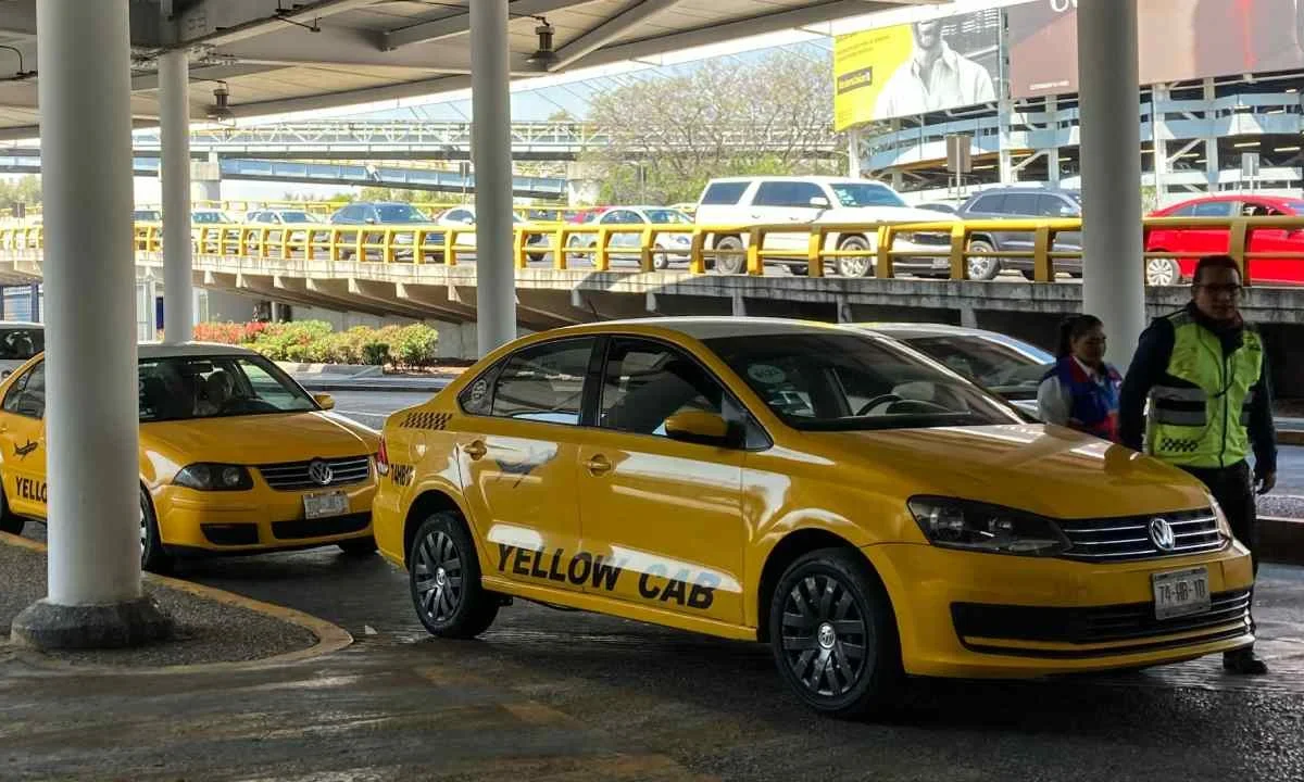Choferes de taxis en el AICM denunciaron que fueron víctimas de una presunta estafa por parte de dos funcionarios federales.