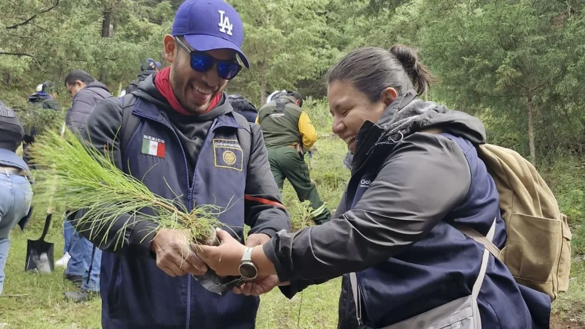 Claudia Sheinbaum firmó el decreto que establece una Jornada Nacional de Reforestación cada segundo domingo de agosto y tomó protesta a defensores del medio ambiente.
