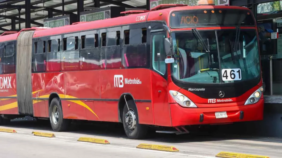 Se suspendió de maneral temporal el servicio de la Línea 1 del Metrobús tras la caída de una usuaria.