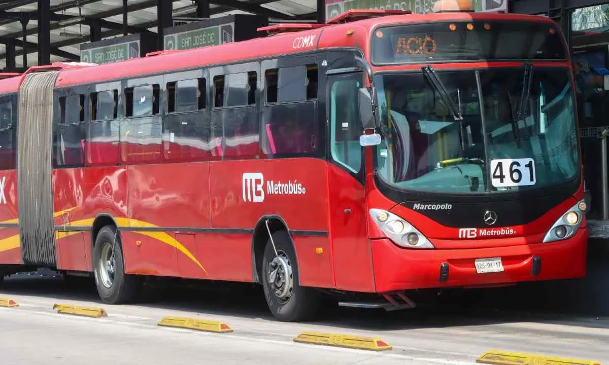 Se suspendió de maneral temporal el servicio de la Línea 1 del Metrobús tras la caída de una usuaria.