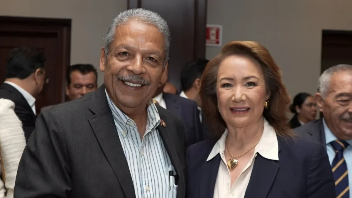 Tereso Medina, presentó ante la ministra Yasmín Esquivel las demandas recogidas en mil 500 consultas a trabajadoras y trabajadores.