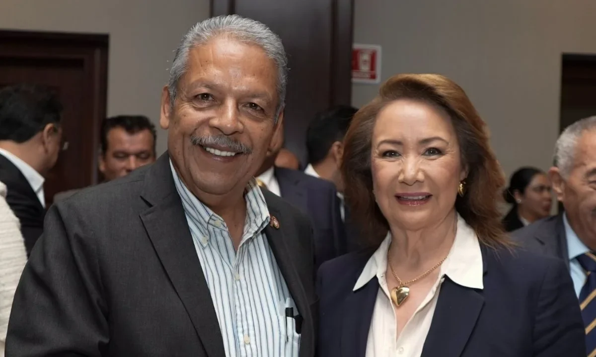 Tereso Medina, presentó ante la ministra Yasmín Esquivel las demandas recogidas en mil 500 consultas a trabajadoras y trabajadores.