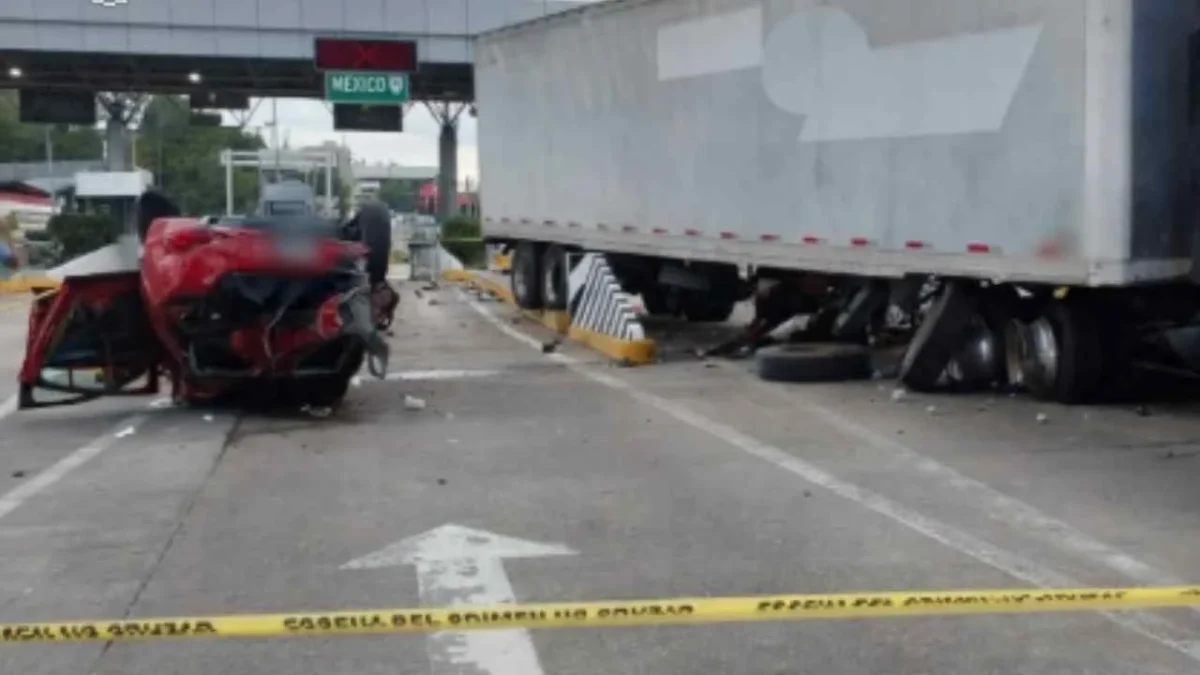 Tráiler se impacta sobre la caseta de cobro Paso Morelos y además choca contra al menos un automóvil; todo ocurrió sobre la Autopista del Sol.