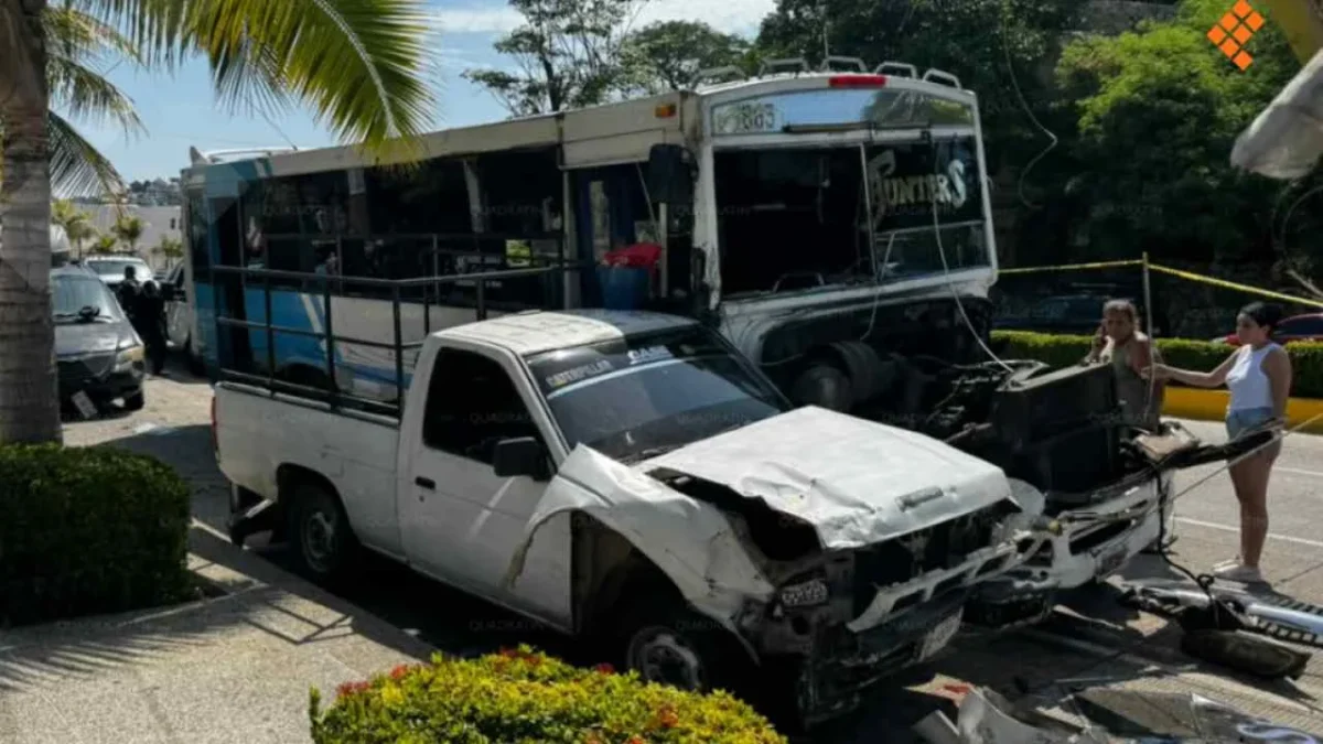 Transporte público en Acapulco provoca choque múltiple.