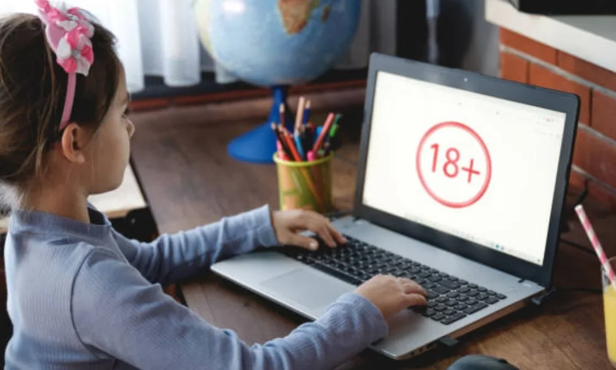 El control parental y el acompañamiento familiar ayudan a reducir los riesgos digitales para niñas, niños y adolescentes