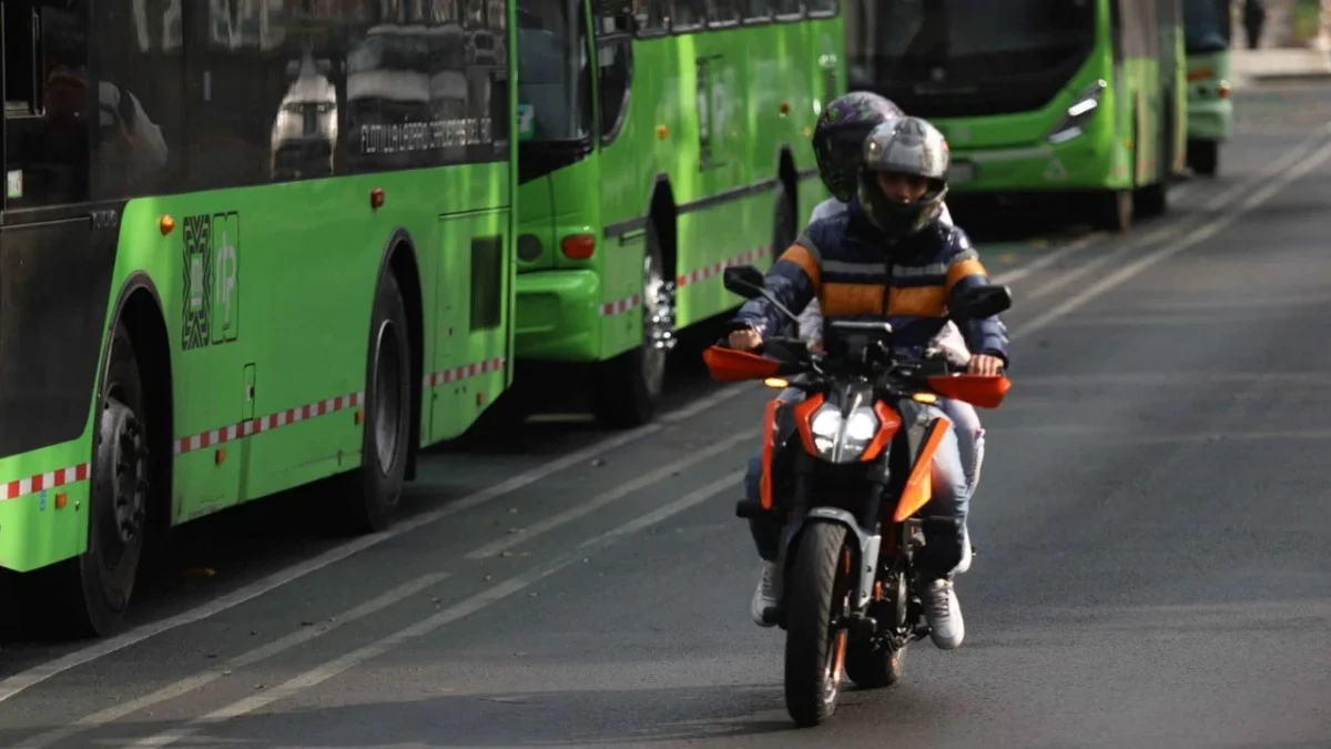 La diputada de Morena, Elizabeth Mateos, presentó una iniciativa para prohibir el transporte de pasajeros en moto en la Ley de Movilidad.