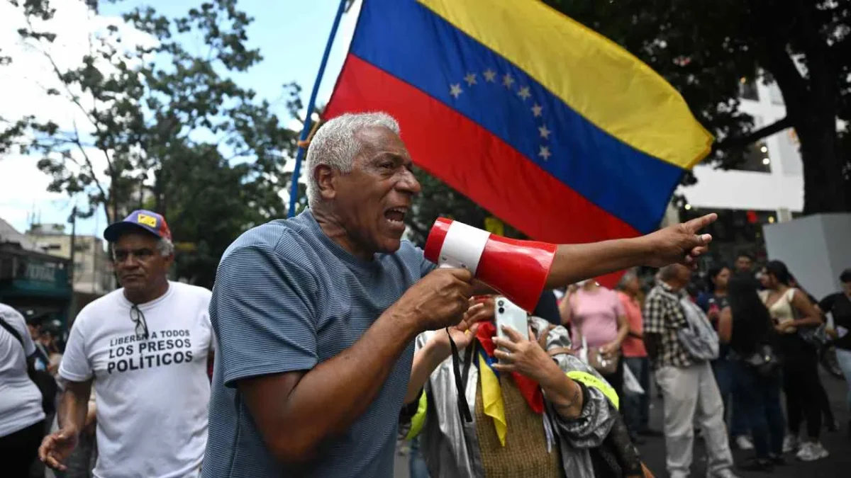 TENSIÓN. Manifestantes reunidos el miércoles en Caracas corearon consignas a favor de la excarcelación de los presos políticos y un alza salarial.