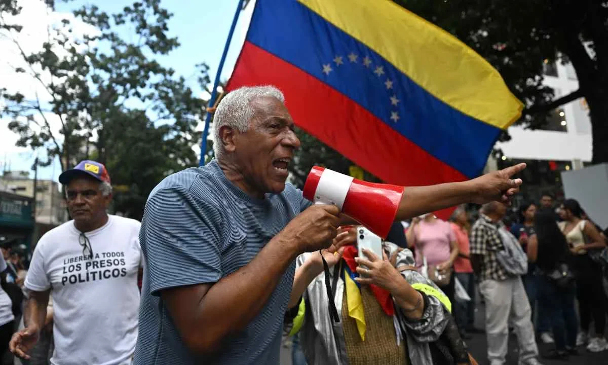 TENSIÓN. Manifestantes reunidos el miércoles en Caracas corearon consignas a favor de la excarcelación de los presos políticos y un alza salarial.