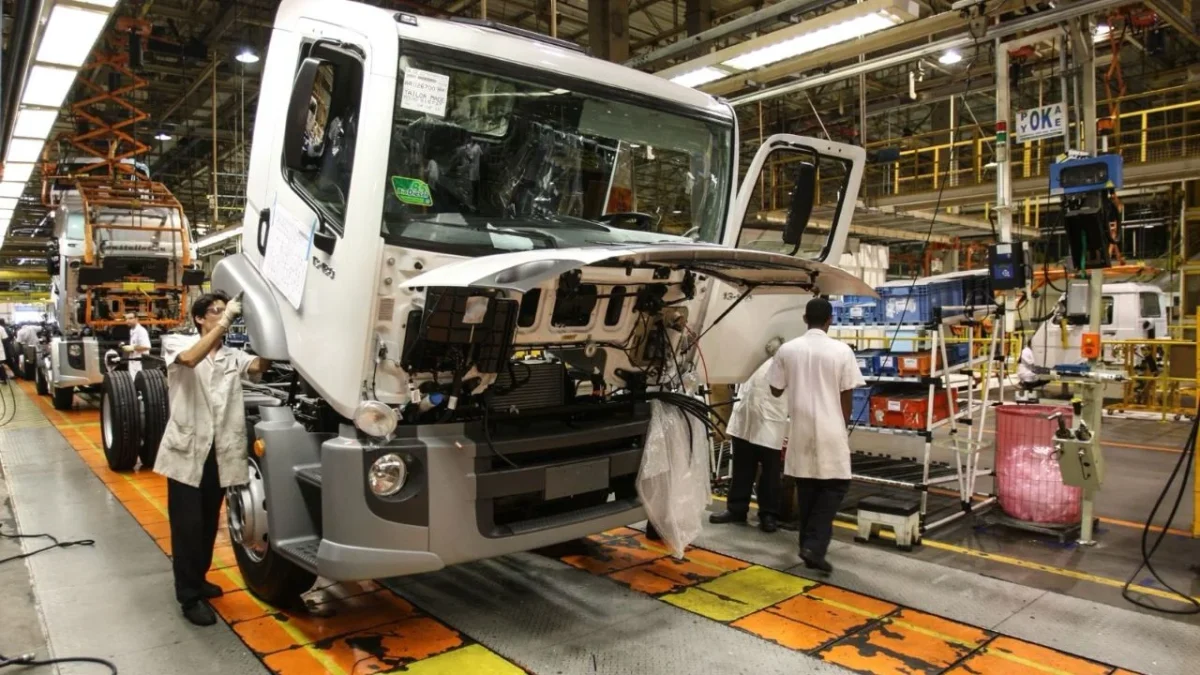 El comercio al menudeo de vehículos pesados nuevos registró su sexta caída anual del año, con 3 mil 43 unidades comercializadas en julio.