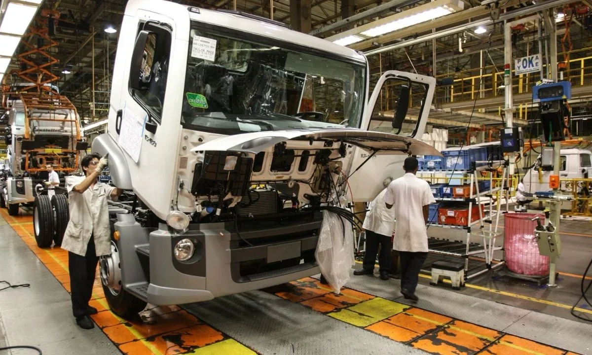 El comercio al menudeo de vehículos pesados nuevos registró su sexta caída anual del año, con 3 mil 43 unidades comercializadas en julio.