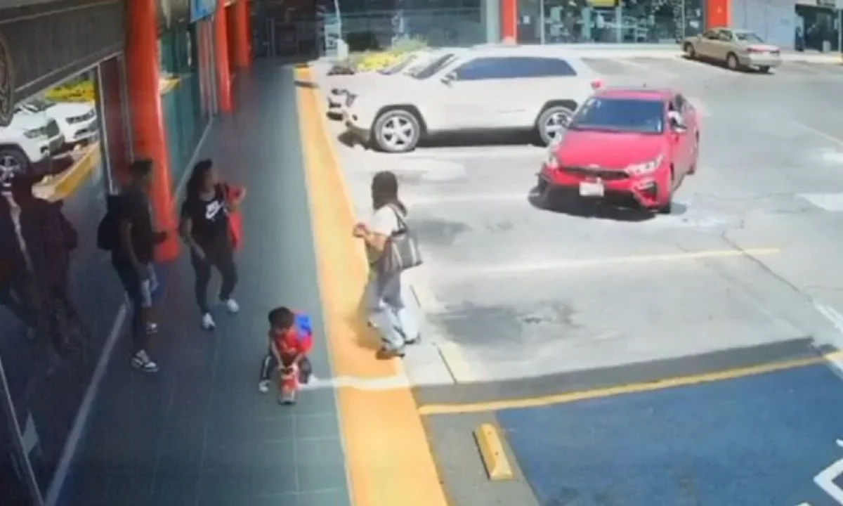 Un automovilista por poco estuvo a punto de atropellar a una madre y su hijo, además de otra mujer, en la Plaza Solé, Puebla.