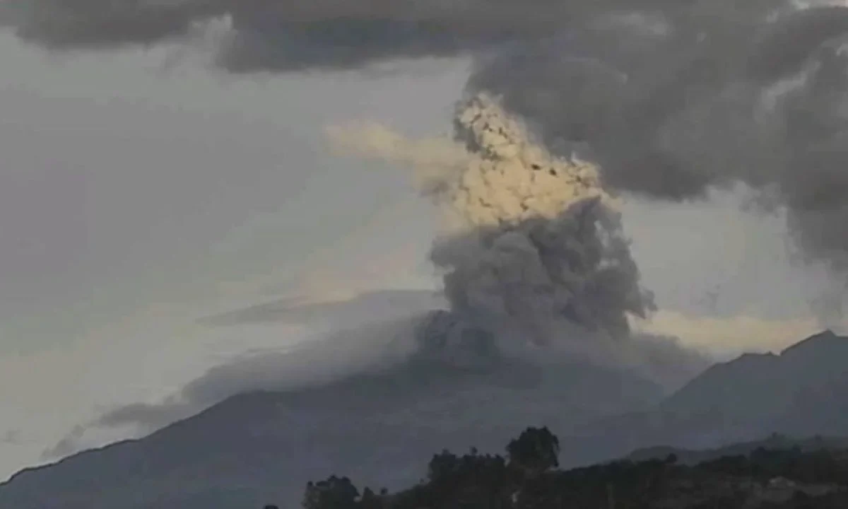 Luego del terremoto de 7.4 en Colombia que ha dejado múltiples muertos, el volcán Puracé registró actividad al arrojar ceniza y gases.