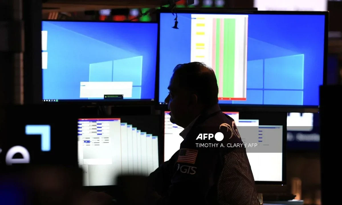Wall Street cerró en rojo este lunes ante la reacción prudente de los inversionistas a la subida del precio del petróleo.