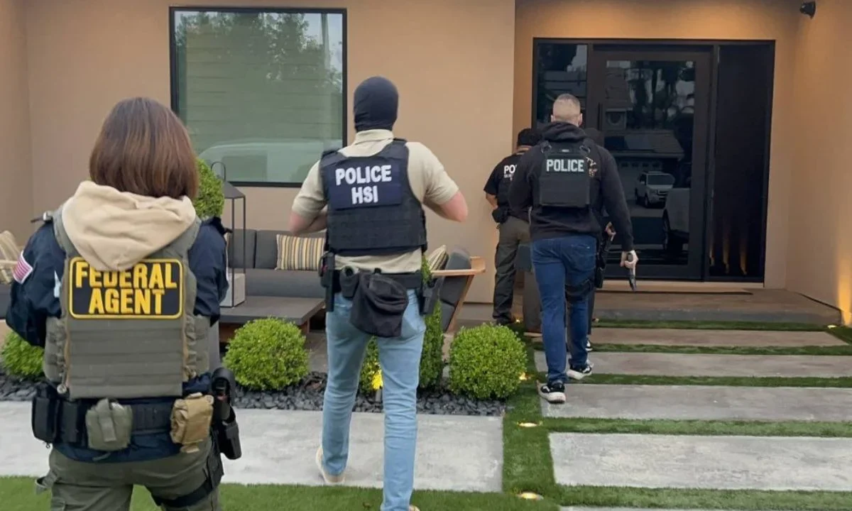 Agentes de ICE se hacen pasar por electricistas para arrestar