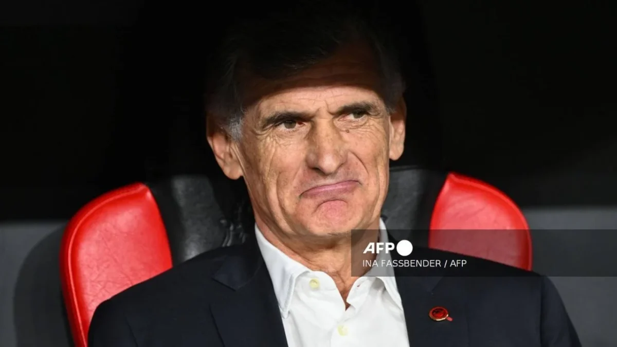 Armando González se queda sin entrenador en Grecia