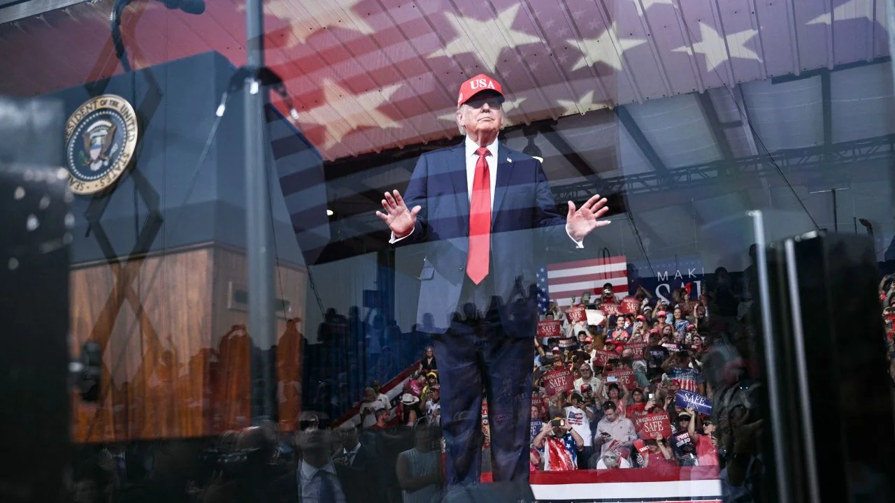 Cadenas frenan cobertura conjunta de Trump tras veto a CNN
