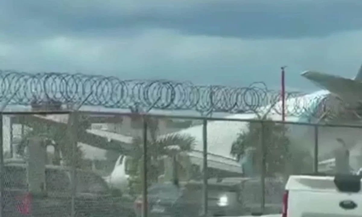 Se incendia avión de carga tras salirse de la pista en Miami