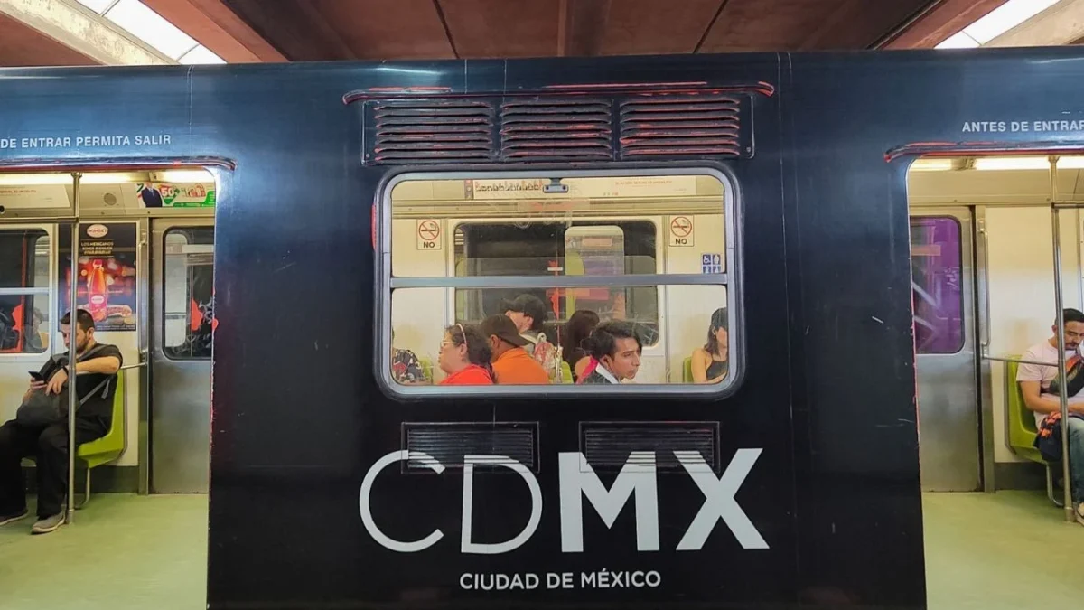 VIDEO: suspenden Línea 9 del Metro por mujer con pie atorado entre el andén y el tren