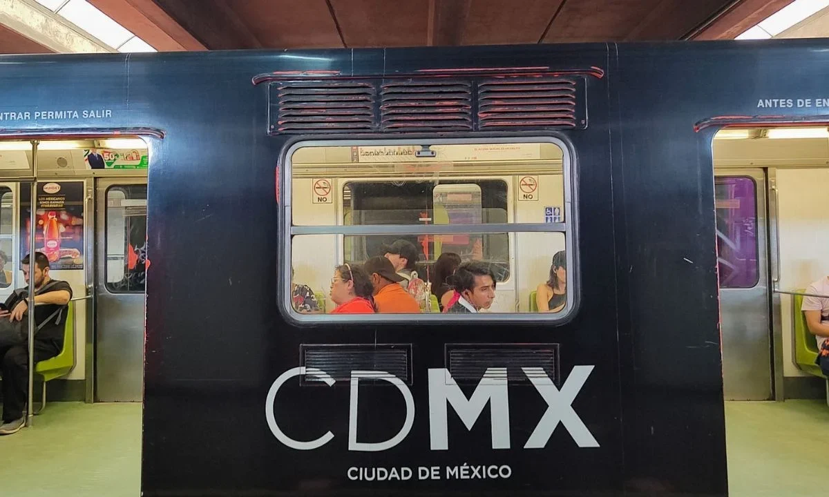 VIDEO: suspenden Línea 9 del Metro por mujer con pie atorado entre el andén y el tren