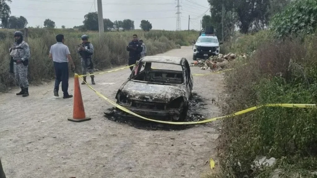 Abandonan vehículo calcinado con 2 cadáveres al interior en Texcoco